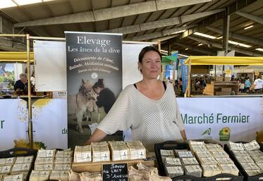 Gaëlle Doussaint fabrique des cosmétiques à partir du lait de ses ânesses. La grande partie de ses produits est écoulée sur les marchés. Ici, au Festival de l'élevage de Parthenay, en septembre 2025.