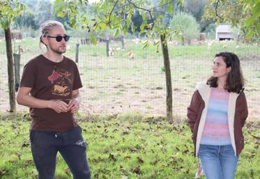 Jules Courboin (à côté de Coline Bossis, du Civam) a présenté le fonctionnement de la ferme aux porteurs de projets.