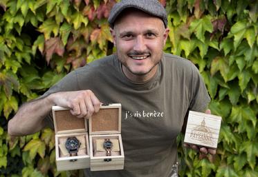 Les montres de l'Heure Paysanne sont expédiées dans un coffret en bois gravé du logo de la marque représentant l'église de Vaux-Rouillac.