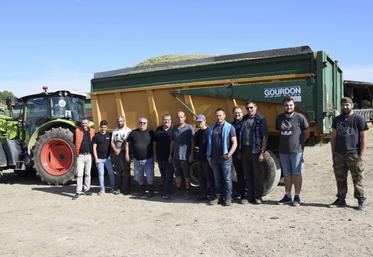L'équipe d'ensilage devant une des bennes de sorgho.