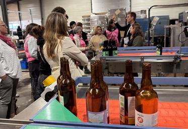 Le rallye des pépites est passé par Eco in Pack, à Cognac. L'entreprise est spécialisée dans le réemploi de bouteilles en verre et, depuis, de bouchons en liège.