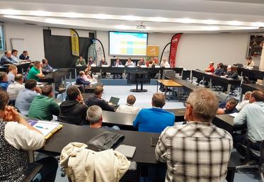 La réunion s'est tenue dans une salle Xavier Bernard archi-comble.