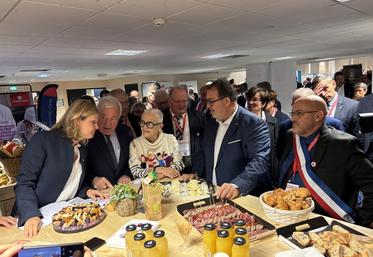 Les élus ont pu découvrir les très nombreux stands, comme ici celui de France Gourmet. 