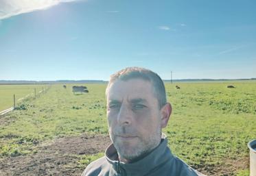 Alexis Maye compte sur l'irrigation pour sécuriser le pâturage de son troupeau. Il arrose 30 ha (sur 70) de prairies.