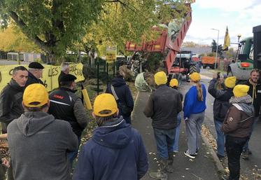 Avant de partir, les manifestants ont déversé des bennes de pneus et de fumier devant la DDT. 