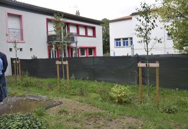 Allée Castaigne à Angoulême, un petit espace vert a été aménagé. Il doit être équipé de sondes tensiométriques dans le sol pour mesurer la réserve en eau.