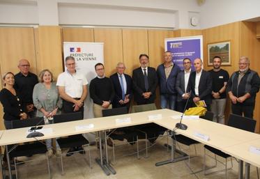 Les élus présents ont signé une convention d'engagement au service de la sécurité routière.