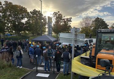 Une centaine d'agriculteurs sont mobilisé depuis 8h ce matin.