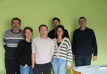 À droite, Laurent Escot, responsable de la formation de technicien entrepreneur agricole et les 5 (sur les 6) apprenants de cette année.