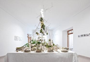 L'installation de Barbara Schroeder installe un banquet au coeur de Rurart.