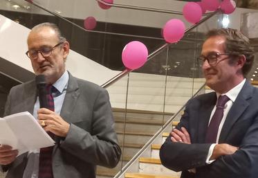 Départ d'Antoine Mornaud du Crédit Agricole Charente-Périgord. À ses côtés, son successeur Benoît Legrand.