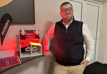 Jérémie Blanchard propose un test avec des lampes à UV sur une maquette de maison, qui montre que la peinture isole thermiquement.