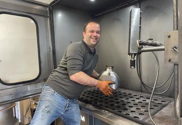 Valentin Chiffaud devant sa machine qui nettoie les FAP. 