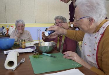 L'atelier de cuisine permet à chaque participant de mettre la main à la pâte.