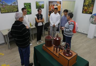Les quatre élèves de terminale ont accueilli les visiteurs venus découvrir l'exposition cet après-midi-là. « Vous connaissez bien votre domaine ! », a par exemple salué ce couple originaire de l'Aisne.