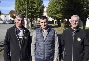 Francis Merlaud et Dominique Vallée entourent le maire de Nieuil, Laurent Sellier.