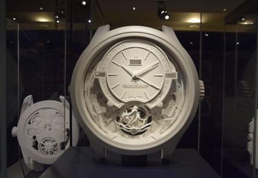 Les créations de Patrice Bégnier reproduisent en papier à l'échelle 10 les engrenages de montres de grands horlogers.