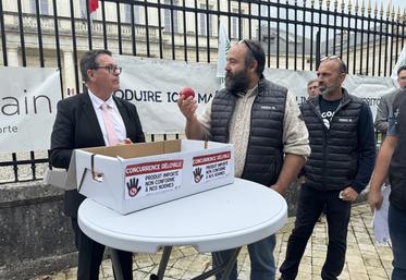 Le préfet de la Charente a reçu en mains propres "La box qui tue (l'agriculture française)".