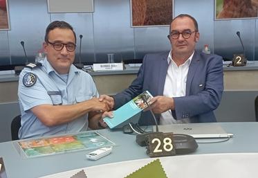 Le colonel Johanne Gojkovic-Lette (GGD17) et Cédric Tranquard (Chambre d'agriculture).