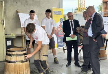 Gérard Gomez (au centre) lors de la pose de la première pierre de la tonnellerie du futur à Cognac, le 9 septembre 2025.