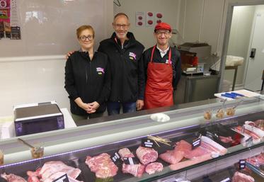 Pour ses 10 ans, le magasin 100 % fermiers à Angoulins inaugure un nouveau rayon boucherie traditionnelle avec une équipe dédiée (entourant le président, Pierre Manois, au centre).