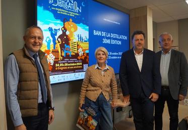 De gauche à droite : Jérôme Sourisseau et Nicole Roy, de Grand Cognac, Florent Morillon et Philippe Jouhaud, du BNIC.