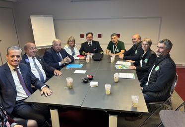 La FNSEA avait obtenu un rendez-vous avec Gérard Larcher et Yaël Braun Pivet, auquel le Préfet, Pascal Lecamp, Bruno Belin et Marie-Jeanne Bellamy se sont joints.