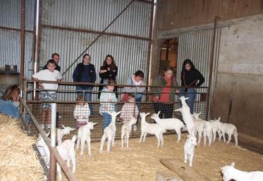 Mélanie Doussineau a fait visiter son exploitation à plusieurs familles.