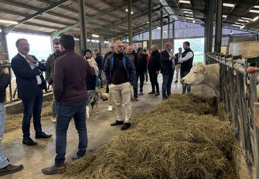 Les JA ont visité l'exploitation de Pierre Nauleau, en présence de plusieurs OPA, mais aussi de Serge Boulanger, Préfet et Pascal Lecamp, député de la 3e circonscription. 