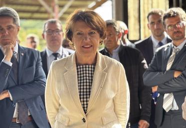 Annie Genevard, ici lors de sa visite au lycée agricole de Venours, a été confirmée à son poste de ministre de l'agriculture. 