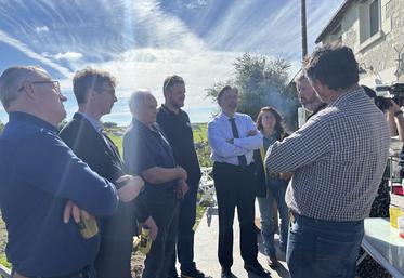 Serge Boulanger a visité l'exploitation et a échangé pendant plusieurs heures avec les agriculteurs.