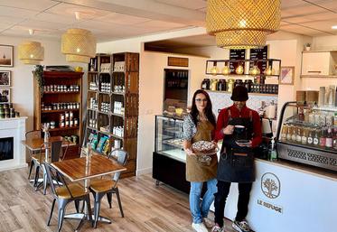 Le couple a ouvert "le Refuge" dans le centre des Roches-Prémarie.
