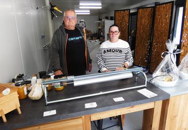 Philippe et Karine Pinson disposent, en plus de leur chambre chaude, d'une grande pièce pour leur boutique avec un espace à l'arrière pour leur extracteur de miel.
