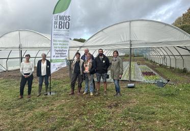 Les partenaires du Mois de la Bio, réunis sur l'exploitation de Marie-Loup Nivet à Salles-Lavalette.