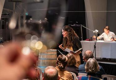 Dans son "Wine woman show", Sophie Jammet convoque les sens de ses spectateurs : dégustation partagée de vin, passion des mots, arts visuels avec la performance dessinée de deux auteurs de BD : Rémy Cattelain et Angèle Villeneuve.