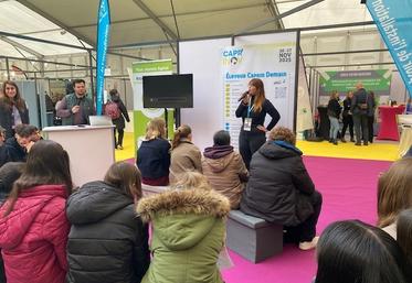 Clément Courteix et Margaux Bats, sur le stand #eleveurcaprindemain.
