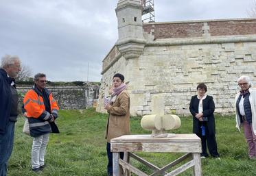 La fleur de lys en pierre a été posée, le 14 novembre, sur l'échauguette de la citadelle de Brouage.