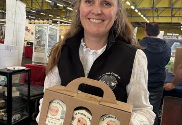 Céline Bois propose des coffrets qui regroupent plusieurs de ses produits préparés avec les porcs qu'elle élève à Antran. 