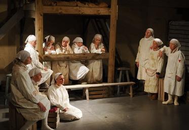 Une caisse à pommes est le décor principal de la pièce de Germaine Tillion, reprise à Journet par le petit théâtre à moteur et, ici ses 11 actrices.