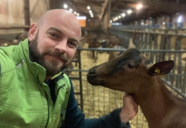 Olivier Danel, éleveur de 320 chèvres à Thouars, travaille avec Sanders depuis le mois de mars sur l'alimentation et avec Néolait depuis cette année sur la préparation à la mise bas.