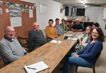 Les membres de l'ACCA de Biron et la directrice de l'école locale, Béatrice Renault (première en partant de la droite), travaillent ensemble autour d'actions en lien avec la nature.