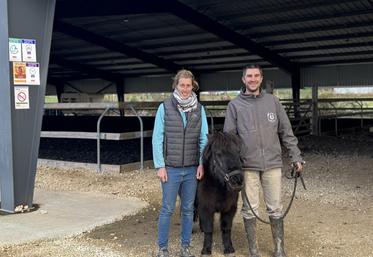 Élizabeth et Stéphane Naffrechoux (ici sous leur nouveau bâtiment) emmènent régulièrement Gaufrette dans des maisons de retraite.