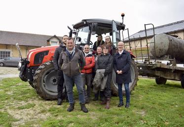Les apprenants du CQP tractoriste avec leur formateur Christophe Borotto et le directeur du CFPPA/CFAA, Laurent Gaudré.