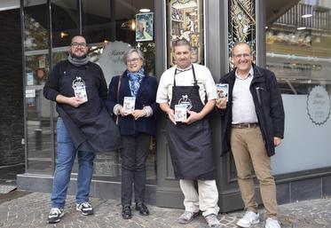 De gauche à droite : le torréfacteur Marc Fourchaud, la présidente de la Chambre de métiers Geneviève Brangé, le boulanger Michael Lemétayer et Patrick Magnon, référent du label "Artisan gourmand" à la CMA.
