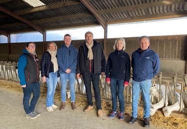 De g. à d. : Delphine Pinard, responsable de production chèvre (Agrial), Vanessa Le Calvez (Agrial), Raphaël Monneau (Gaec Capriluz), Mickaël Lamy (Agrial), Christine et Philippe Monneau (Gaec Capriluz).