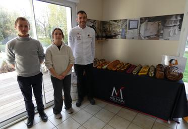 En compagnie des deux commis qui l'ont aidé à préparer le buffet, Enzo (ouvrier à Prahecq) et Lise (apprentie à St-Maixent), Cédric Ergo a présenté ses créations aux boulangers clients de la minoterie Méchain.