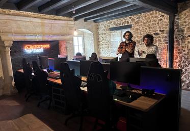 Mathieu Ramus et Clément Tholance ont notamment aménagé cette salle de jeux dans la tour médiévale.