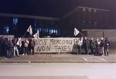 Les élus de la FNSEA 17 se sont mobilisés devant la DDTM de La Rochelle, le 17 novembre dernier.