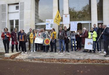 Une vingtaine d'opposants étaient devant la mairie à Cognac.
