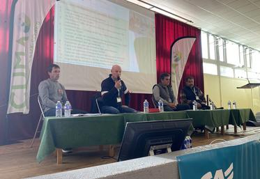 Olivier Marquis et Damien Berthomier (au centre), présidents des FdCuma 79 et 86, annoncent la fusion de leurs entités.